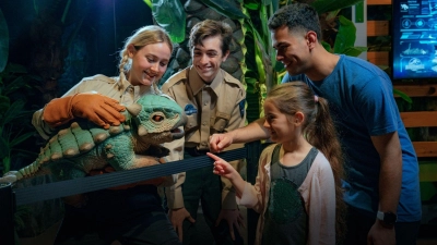 Bei der Ausstellung dürfen die Besucher Dino-Repliken streicheln. (Foto: ---/Escenario Ocesa/dpa)