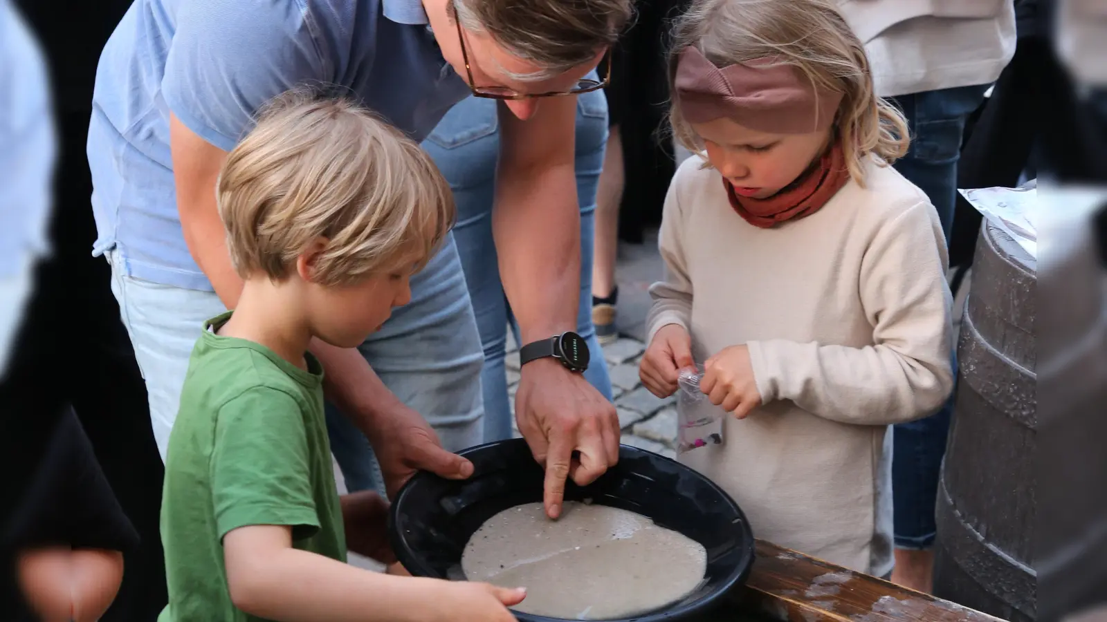 Funkelt da etwas? Kinder können auf dem Martin-Luther-Platz auf Schatzsuche gehen. (Foto: Alexander Biernoth)