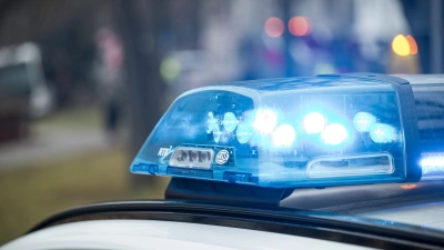 Das Fahrzeug des jungen Fahrers durchbrach erst eine Leitplanke und rutschte dann einen Hang hinunter. (Symbolbild) (Foto: Daniel Vogl/dpa)