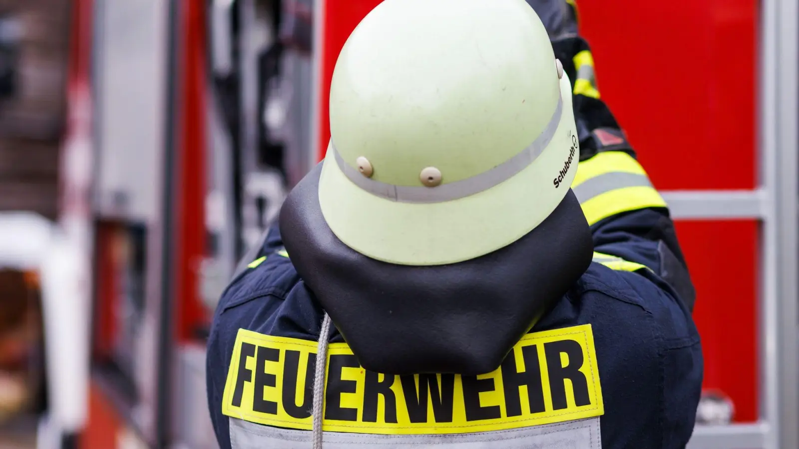 Feuerwehrleute löschten den Brand am Sonntag. (Symbolbild) (Foto: Philipp von Ditfurth/dpa)