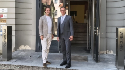 Dr. Thorsten Führ (links) hat dem Gymnasium Carolinum eine 20.000-Euro-Spende der Otto-Diegel-Stiftung überbracht. Schulleiter Stefan Exner freute sich sehr über die Unterstützung. (Foto: Robert Maurer)