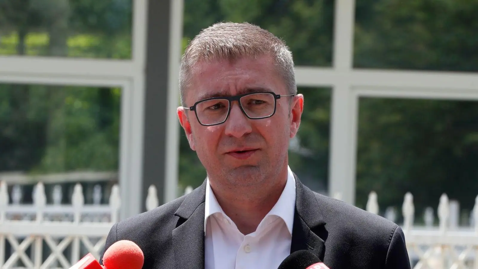 Nach dem Sieg seiner nationalistischen VMRO-DPMNE bei der Parlamentswahl wählte das Parlament nun Hristijan Mickoski zum neuen Ministerpräsidenten. (Foto: Boris Grdanoski/AP/dpa)