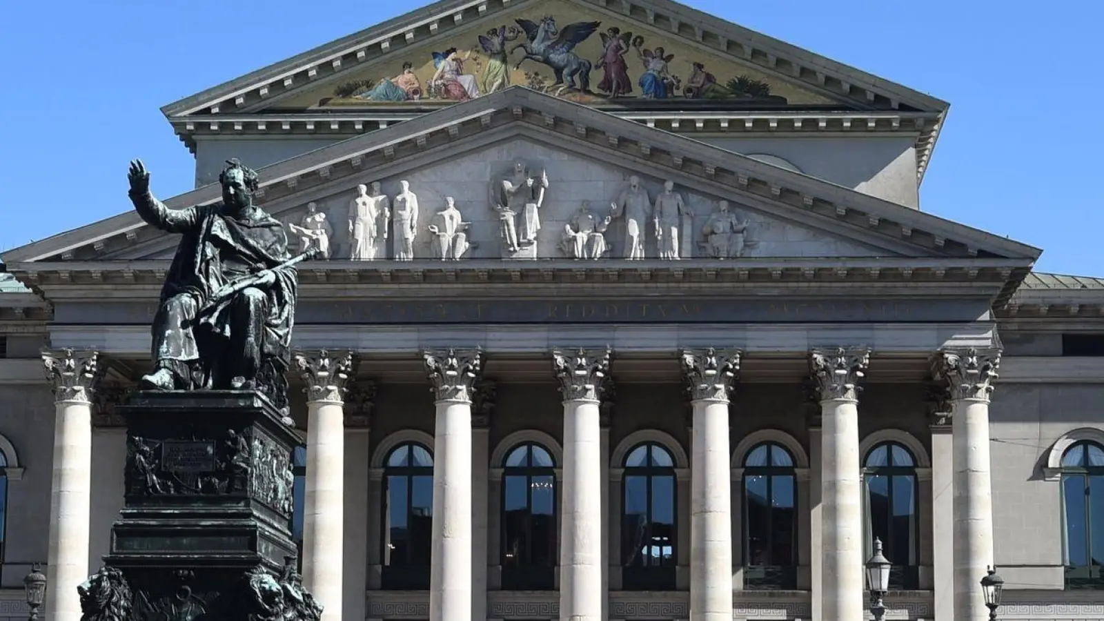 Der Max-Joseph-Platz vor der Bayerischen Staatsoper. (Foto: Felix Hörhager/dpa/Archivbild)