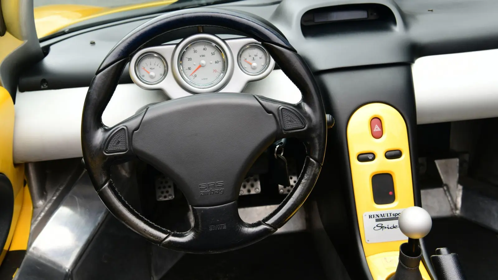 Ja, nix da. Allerdings alles, was Sportwagenfahrer brauchen: Tachometer, Drehzahlmesser, Öldruck- und Wassertemperaturanzeige - das war&#39;s. Heizung und Radio gab es sowieso nicht. (Foto: Fabian Hoberg/Thomas Geiger/dpa-tmn)