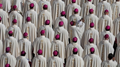 Bischof mit Smartphone bei Generalversammlung mit dem Papst (Foto: Gregorio Borgia/AP/dpa)