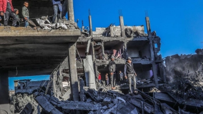 Palästinenser inspizieren die Schäden nach einem israelischen Luftangriff in der Stadt Rafah. Nach dem Kriegsrecht müssen zivile Einrichtungen bei Angriffen möglichst verschont werden. (Foto: Abed Rahim Khatib/dpa)