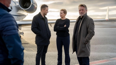 Der grönländische Regierungschef Jens-Frederik Nielsen (links) begrüßte die dänische Ministerpräsidentin Mette Frederiksen und ihren Ehemann Bo Tengberg am Dienstagabend in Nuuk. (Foto: Mads Claus Rasmussen/Ritzau Scanpix Foto/AP/dpa)