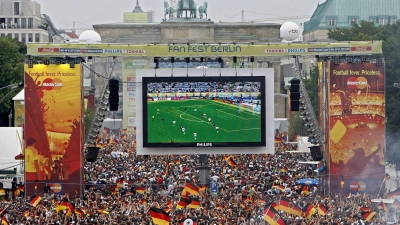 Die Fanmeile am Brandenburger Tor war 2006 bestens gefüllt. (Archivbild) (Foto: Marcel Mettelsiefen/dpa)