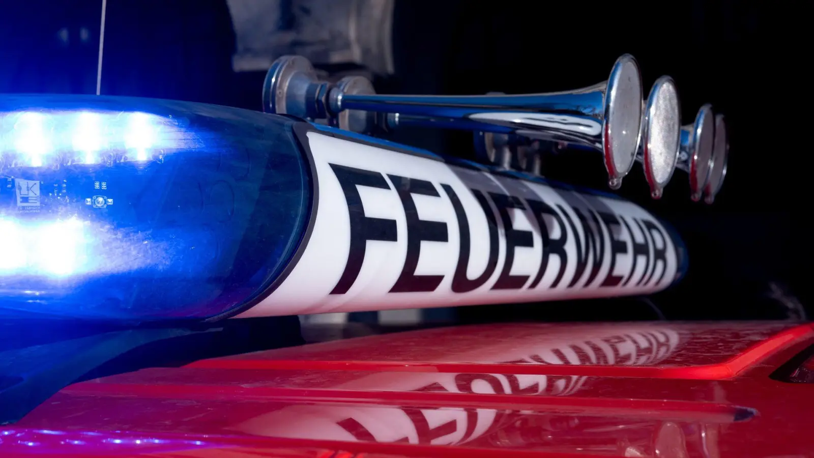 Mehrere Feuerwehren waren zum Löschen des Brands im Einsatz. (Symbolbild) (Foto: Niklas Treppner/dpa)