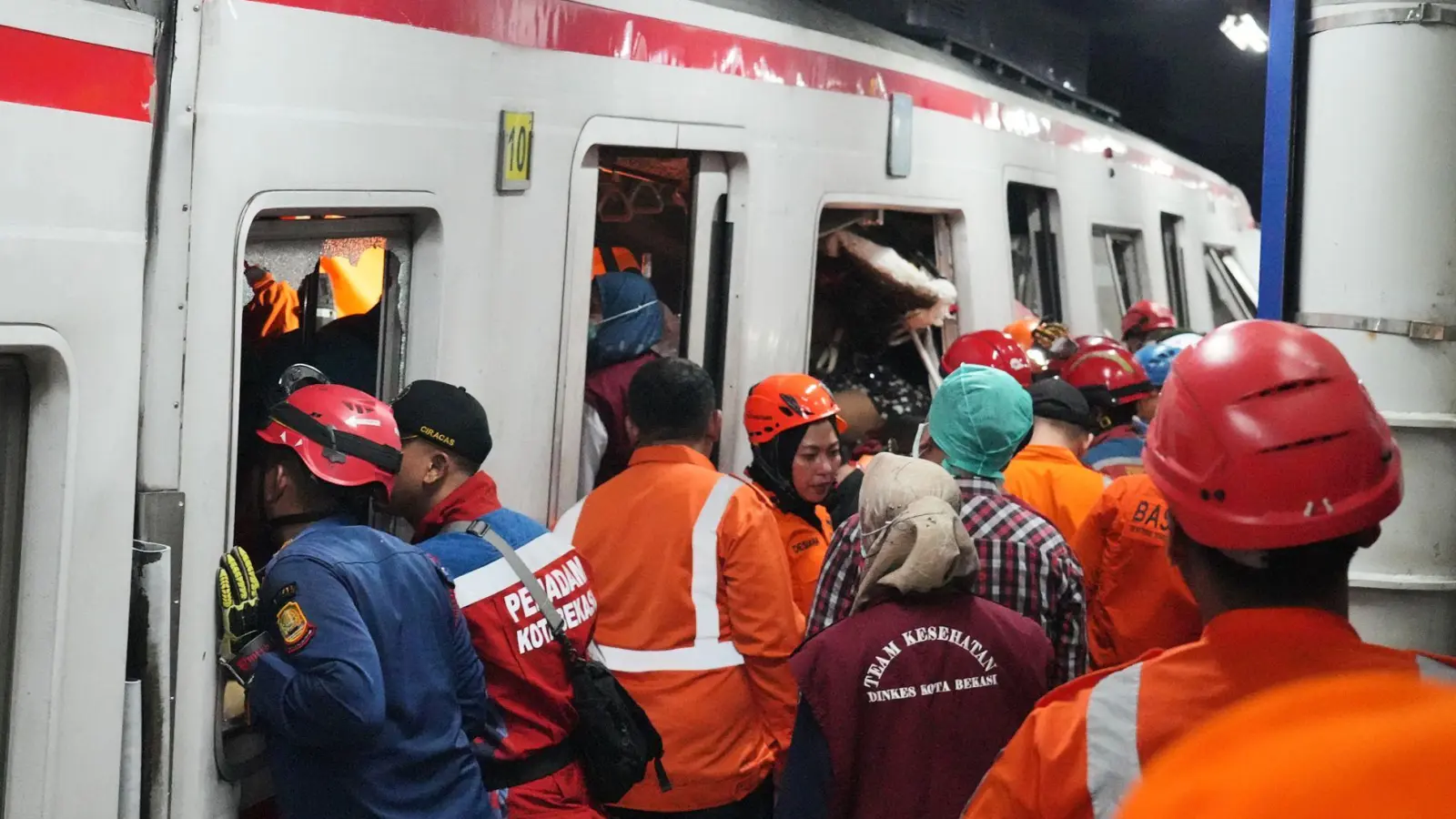 Rettungskräfte suchen nach der Zugkollision nach Opfern. (Foto: Ahmad Ibrahim/AP/dpa)