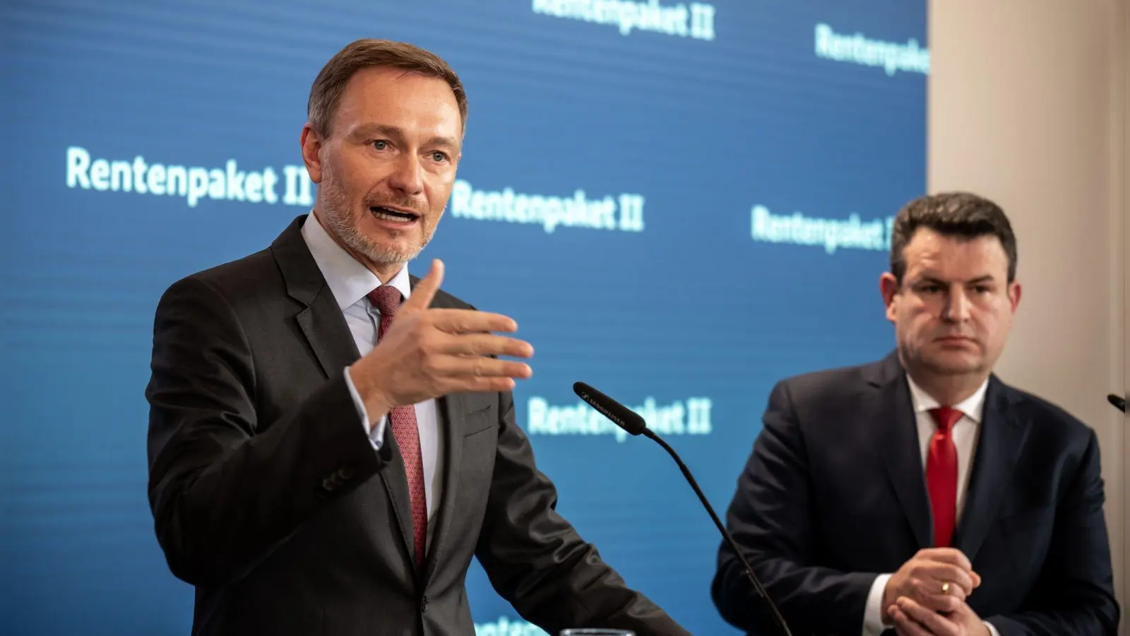 Finanzminister Lindner (l.) und Sozialminister Heil wollen die Altersvorsorge der Deutschen sichern. (Foto: Michael Kappeler/dpa)