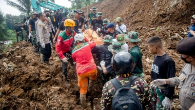 Bei dem Erdbeben der Stärke 5,6 starben mehr als 270 Menschen, darunter auch viele Kinder. (Foto: Septianjar Muharam/XinHua/dpa)