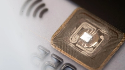 Kontaktloses Zahlen: NFC-Chips in Karten und Geräten ermöglichen schnelle Transaktionen. (Foto: Lino Mirgeler/dpa/dpa-tmn)