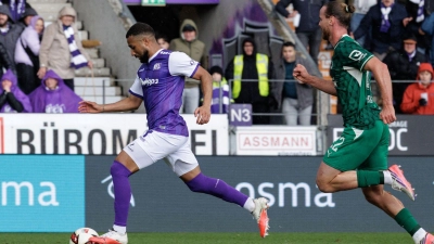 Die Fürther liefen immer wieder hinterher, so wie beim 1:0 für Osnabrück durch  Daniel-Kofi Kyereh (l).  (Foto: David Ebener/dpa)