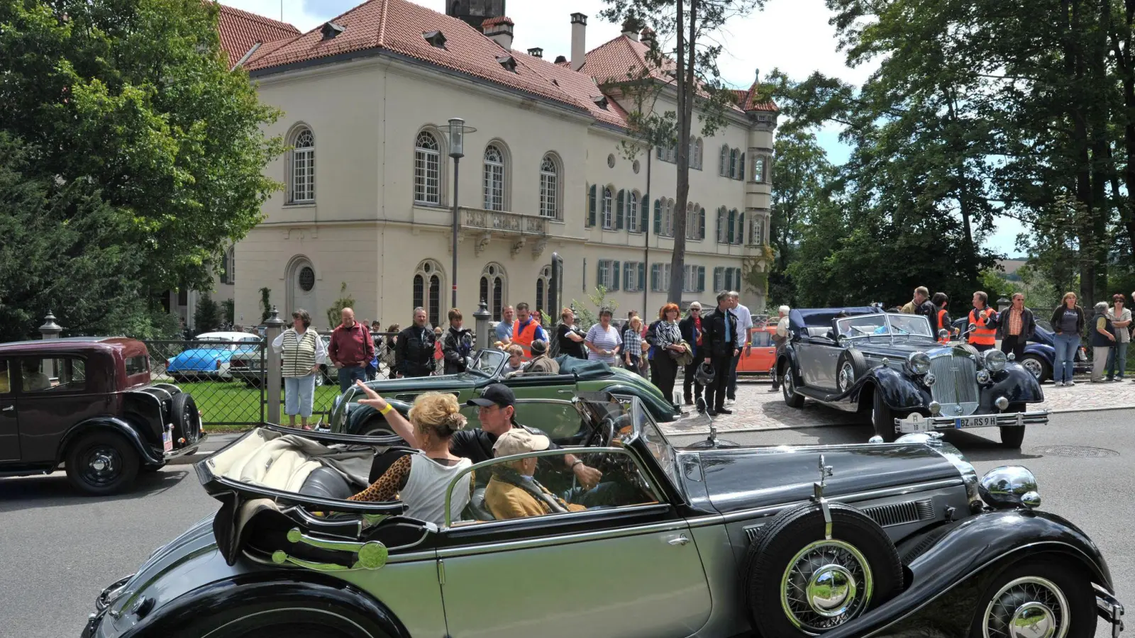 Ein Horch-Oldtimer von 1937 rollt bei der „1. August Horch Klassik“ vor das Schloss Waldenburg im Landkreis Zwickau. (Foto: Hendrik Schmidt/dpa-Zentralbild/dpa)