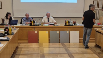 Sichtlich gut gelaunt wartete das Bürgermeister-Trio mit Heike Gareis, Peter Holzmann und Klaus Meier (sitzend von links) auf das Ergebnis der Abstimmung über die am Ratstisch lehnenden Musterplatten, nachdem Bauamtsleiter Gerald Schorr (rechts) die Stimmzettel verteilt hatte.  (Foto: Patrick Lauer)