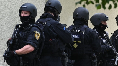 Schwerbewaffnete Polizisten waren am Welfen-Gymnasium in Schongau im Einsatz. (Foto: Lennart Preiss/dpa)