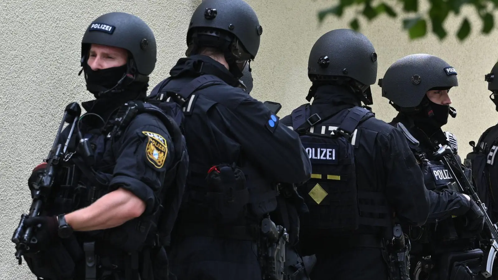 Schwerbewaffnete Polizisten waren am Welfen-Gymnasium in Schongau im Einsatz. (Foto: Lennart Preiss/dpa)