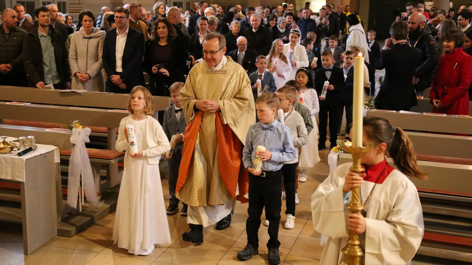 In St. Ludwig in Ansbach feierten 38 Grundschüler mit Domkapitular Dr. Norbert Jung ihre Erstkommunion. (Foto: Alexander Biernoth)