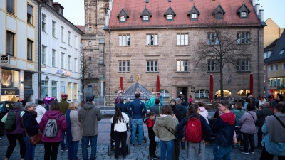 Den Bauchtanz-Auftritt von Lunamar am Martin-Luther-Platz verfolgten etliche Besucherinnen und Besucher mit Interesse. (Foto: Zeynel Dönmez)