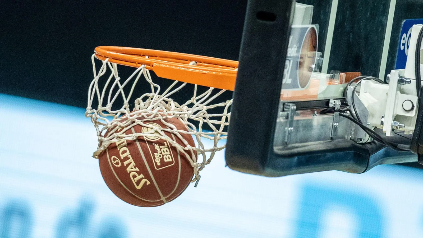 Ein Basketball landet im Korb. (Foto: Andreas Gora/dpa/Symbolbild)