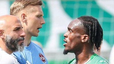 Emotionen nach dem Derby: Nürnbergs Torwart Jan Reichert und Fürths Torschütze Noel Futkeu im Disput.  (Foto: Daniel Löb/dpa)