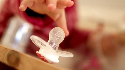 Die Stiftung Warentest hat die Sicherheit von 13 Schnullern unter die Lupe genommen - nicht in allen Fällen mit positivem Ergebnis. (Foto: Mascha Brichta/dpa-tmn)