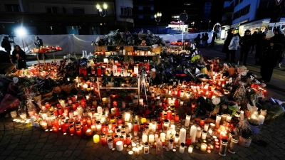 Als Brandursache in Crans-Montana wird Pyrotechnik in der Bar vermutet. (Archivbild) (Foto: Antonio Calanni/AP/dpa)