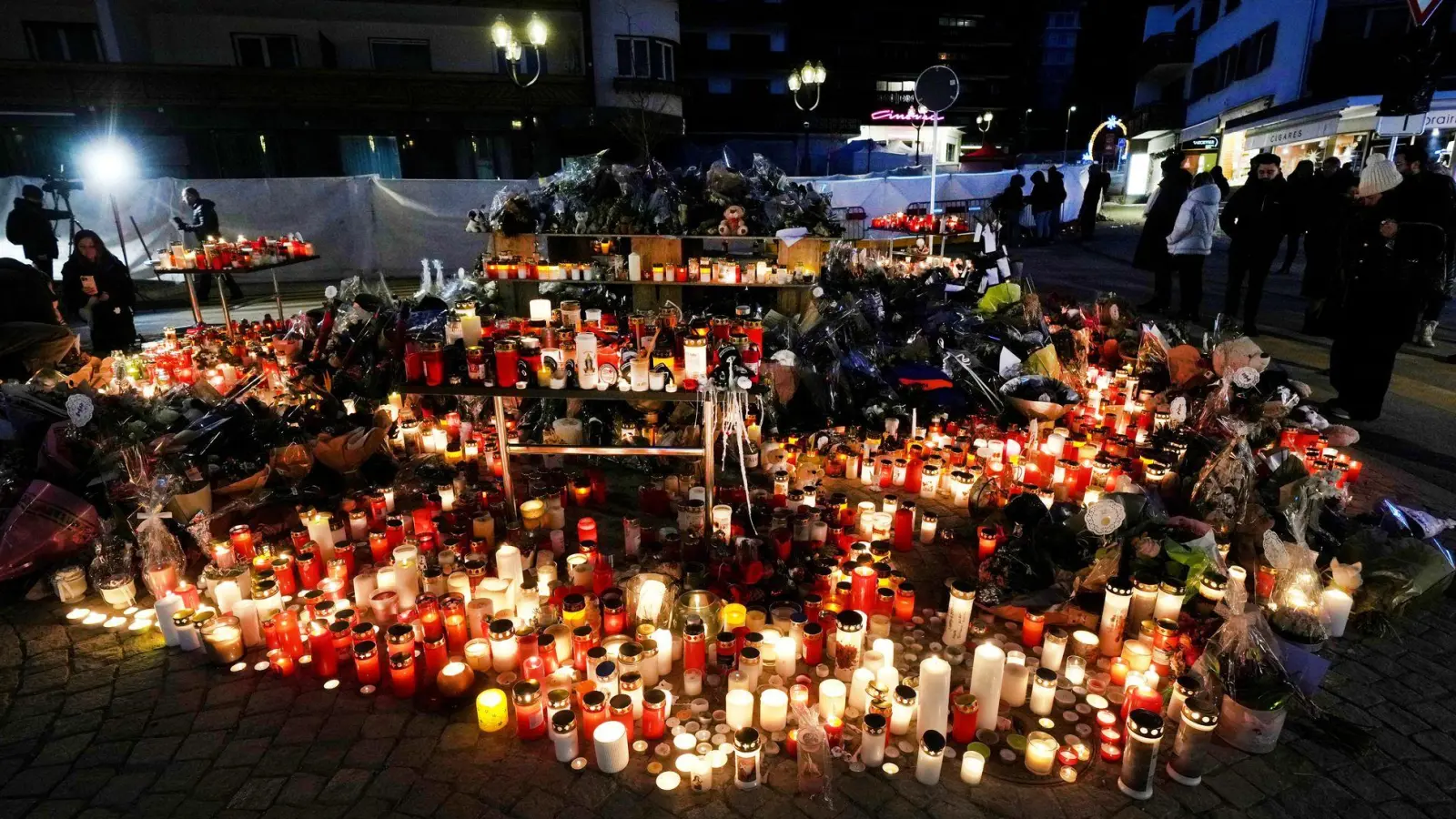 Als Brandursache in Crans-Montana wird Pyrotechnik in der Bar vermutet. (Archivbild) (Foto: Antonio Calanni/AP/dpa)