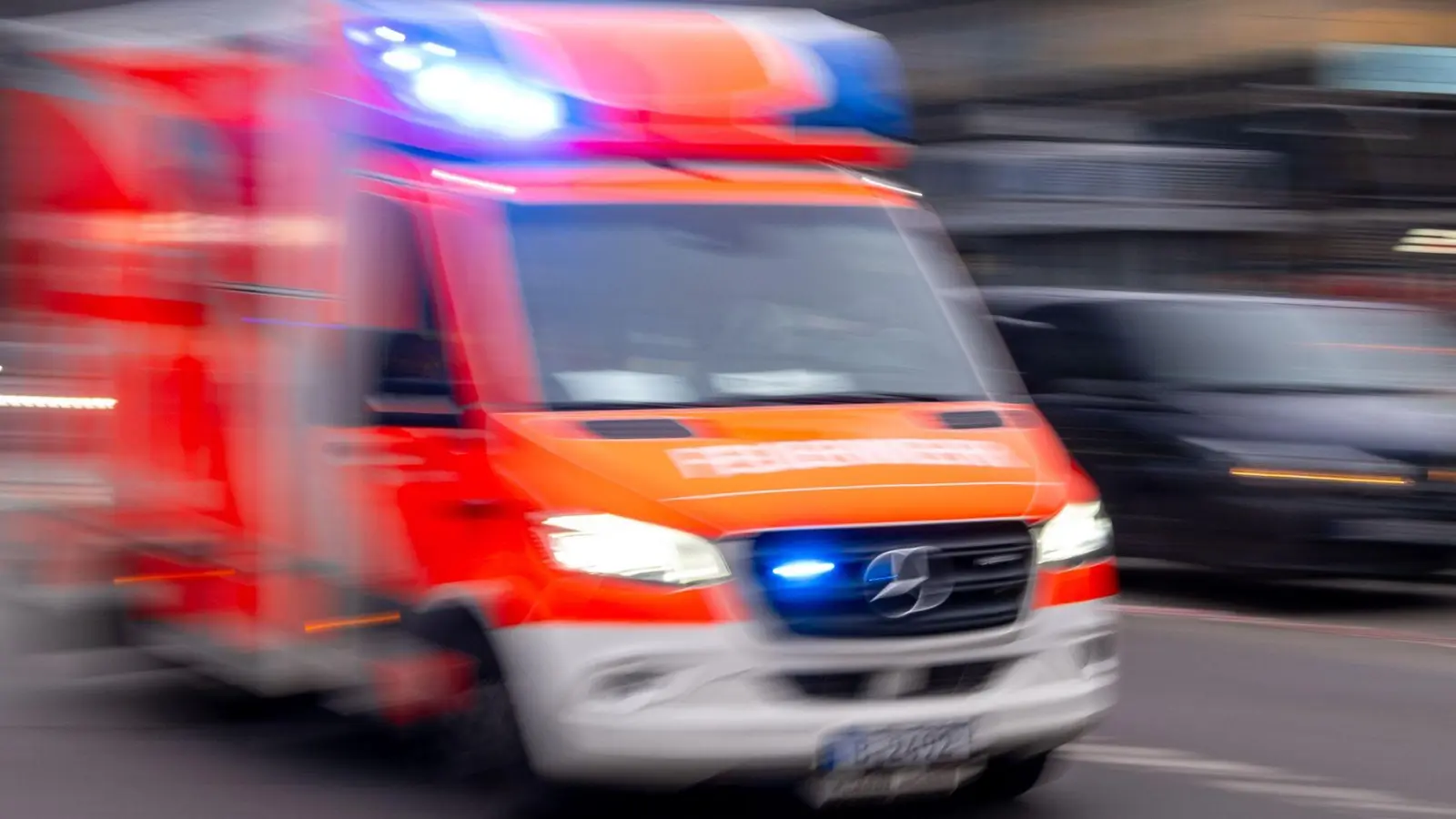 Sanitäter bringen den Mann mit einer leichten Rauchvergiftung in eine Klinik. (Symbolbild) (Foto: Monika Skolimowska/dpa)