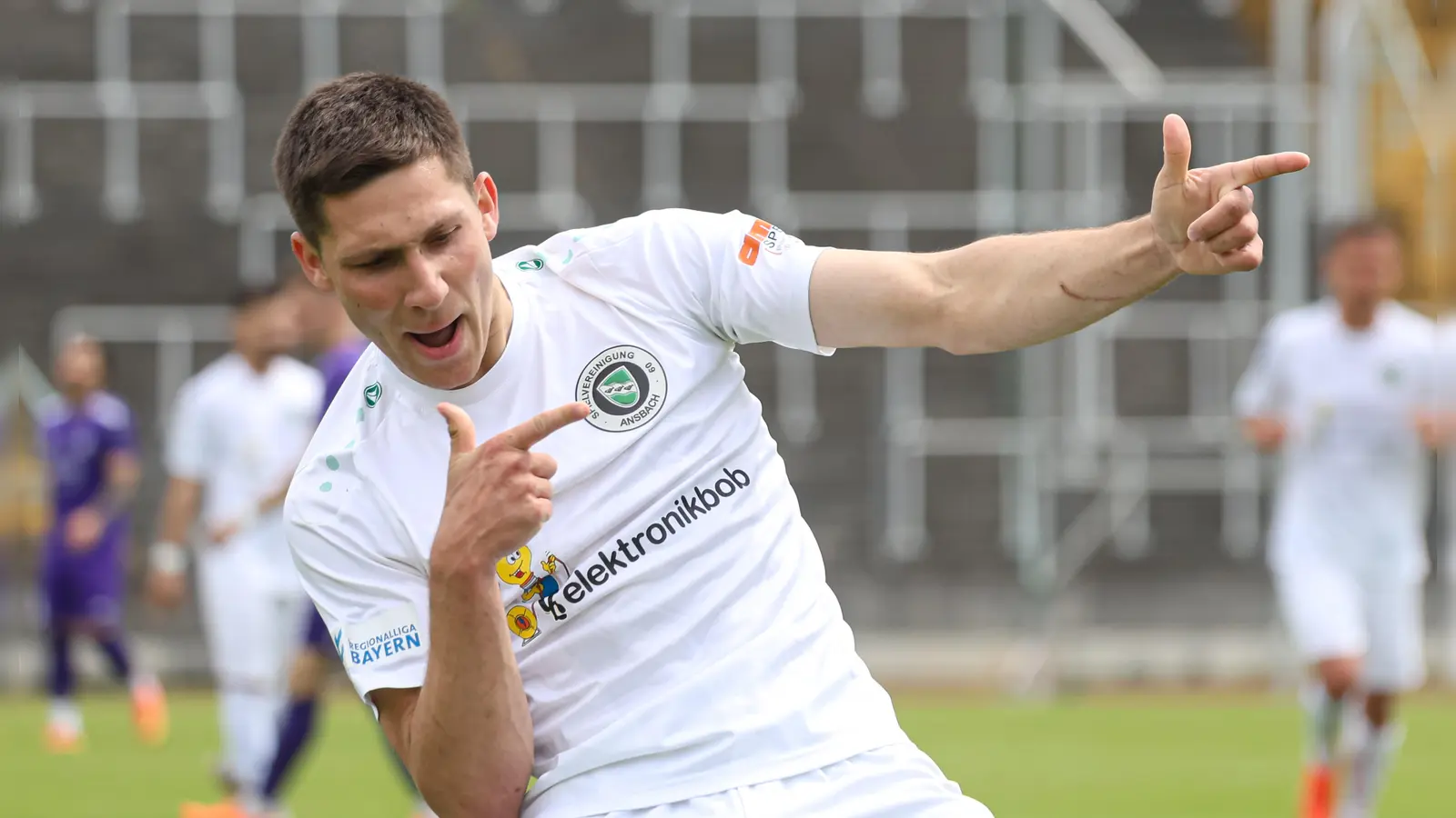 Michael Sperr bejubelt im Rosenaustadion den Ansbacher Führungstreffer. (Foto: Klaus Rainer Krieger)