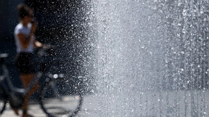 Abkühlung ist in diesen Tagen gefragt: Es bleibt hochsommerlich heiß. (Foto: Sven Hoppe/dpa)