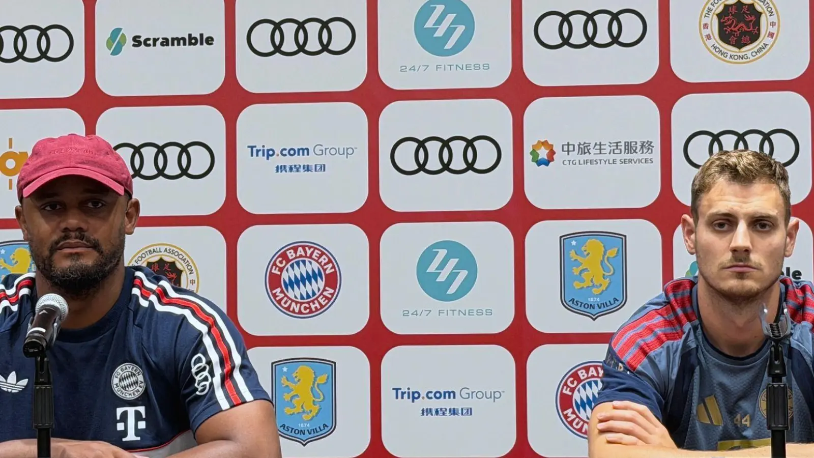 Vor dem Test gegen Aston Villa: Bayern-Trainer Kompany (l) mit Verteidiger Stanisic. (Foto: Christian Kunz/dpa)