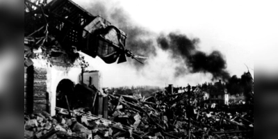 Ein oft veröffentlichtes und immer wieder erschütterndes Bild: Das Ansbacher Bahnhofsviertel lag nach den Bombenangriffen am 22. und 23. Februar in Schutt und Asche. Auch das Hauptpostamt mit seinem prägnanten Turm wurde durch zwölf Volltreffer komplett zerstört. In dem Gebäude starben mindestens 17 Menschen. (Foto: FLZ-Archiv)