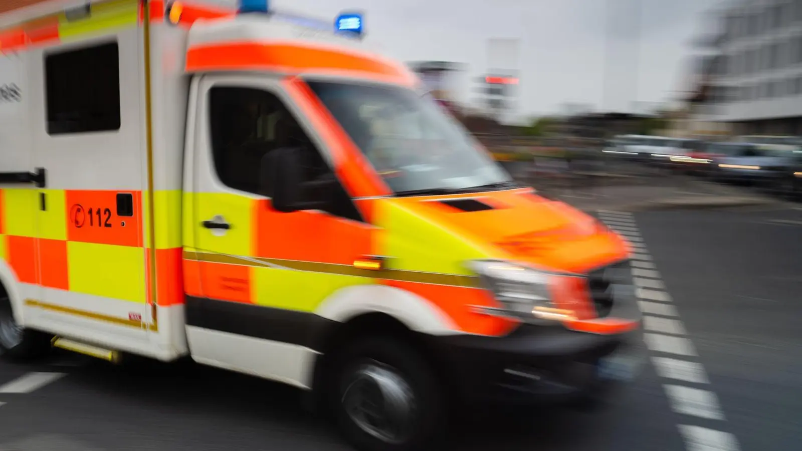 Mit einem Rettungswagen wurde ein Lagerist in eine Klinik gebracht. (Symbolbild) (Foto: Nicolas Armer/dpa)