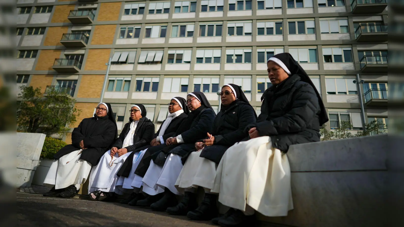 Im Gemelli-Krankenhaus von Rom, wo Nonnen beten, wird Papst Franziskus seit zwei Wochen stationär behandelt. (Foto: Andrew Medichini/AP/dpa)