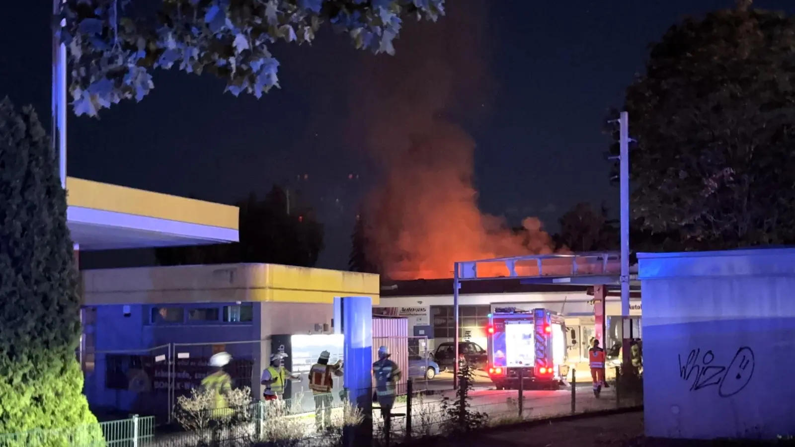  Die brennende Werkstatt befindet sich hinter einer stillgelegten Tankstelle. (Foto: Manfred Blendinger)