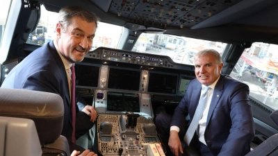 Lufthansa-Vorstandschef Carsten Spohr (r, mit Ministerpräsident Markus Söder) hat große Pläne am Münchner Flughafen. (Foto: Karl-Josef Hildenbrand/dpa)