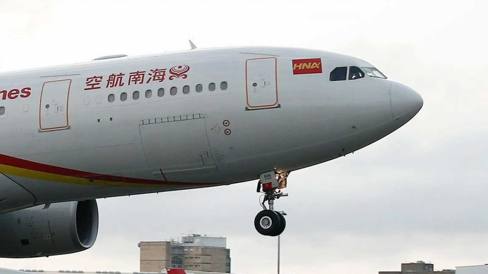 Eine Maschine von Hainan Airlines musste kurz nach dem Start östlich von Rom wegen eines Feuers umkehren. (Archivbild) (Foto: Rob Griffith/AP/dpa)