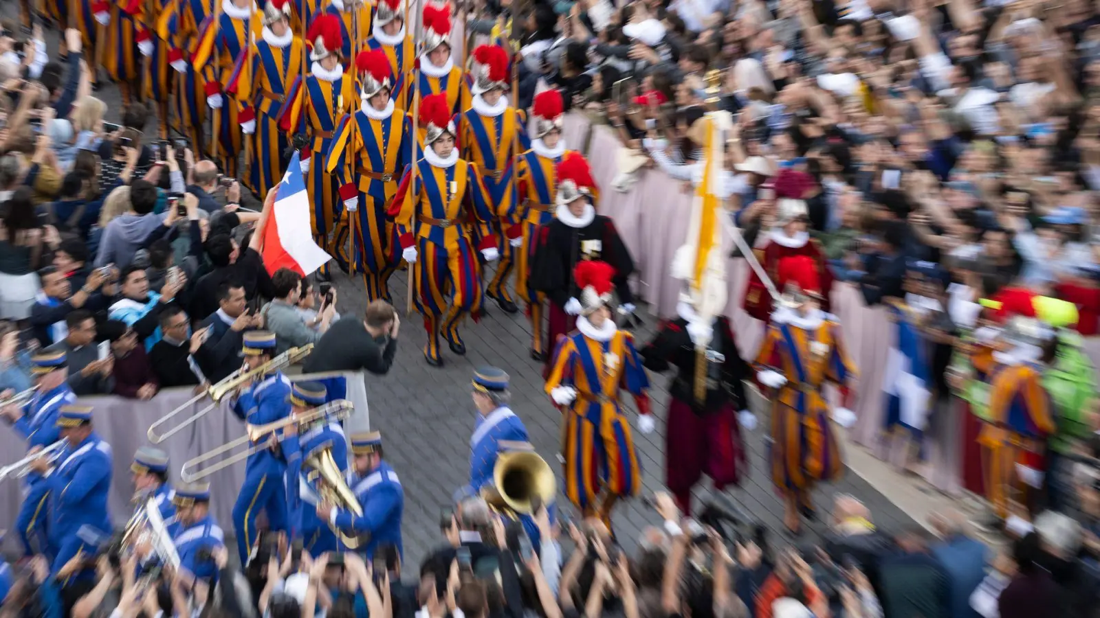 Die Schweizergarde wird den neuen Papst bewachen. Sie marschierte gleich nach seiner Wahl auf dem Petersplatz auf. (Foto: Marijan Murat/dpa)