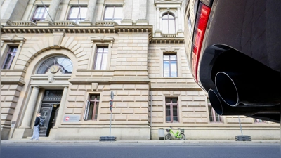 Am Landgericht Braunschweig beginnt ein weiteres Riesenverfahren rund um den Dieselskandal bei Volkswagen. (Archivbild)  (Foto: Julian Stratenschulte/dpa Pool/dpa)