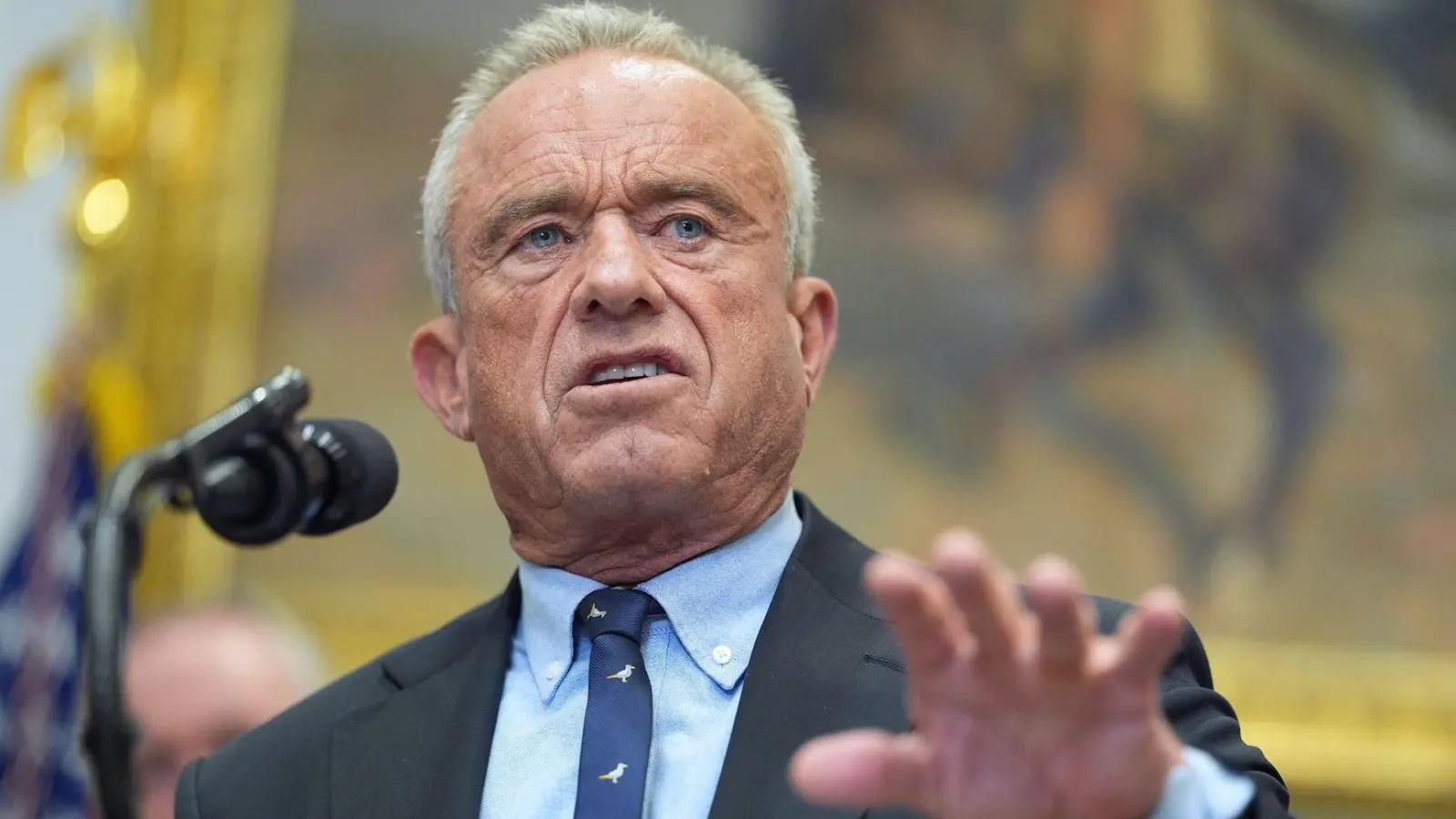 US-Gesundheitsminister Robert F. Kennedy forderte weniger Empfehlungen für Impfungen im Kindesalter – ein Gericht hat den Vorstoß nun gestoppt. (Archivbild) (Foto: Evan Vucci/AP/dpa)
