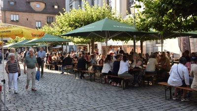 Wein, Kulinarik, gute Musik: In einer entspannten Atmosphäre genossen zahlreiche Menschen gestern den Auftakt des Ansbacher Weinfestes. (Foto: Florian Schwab)