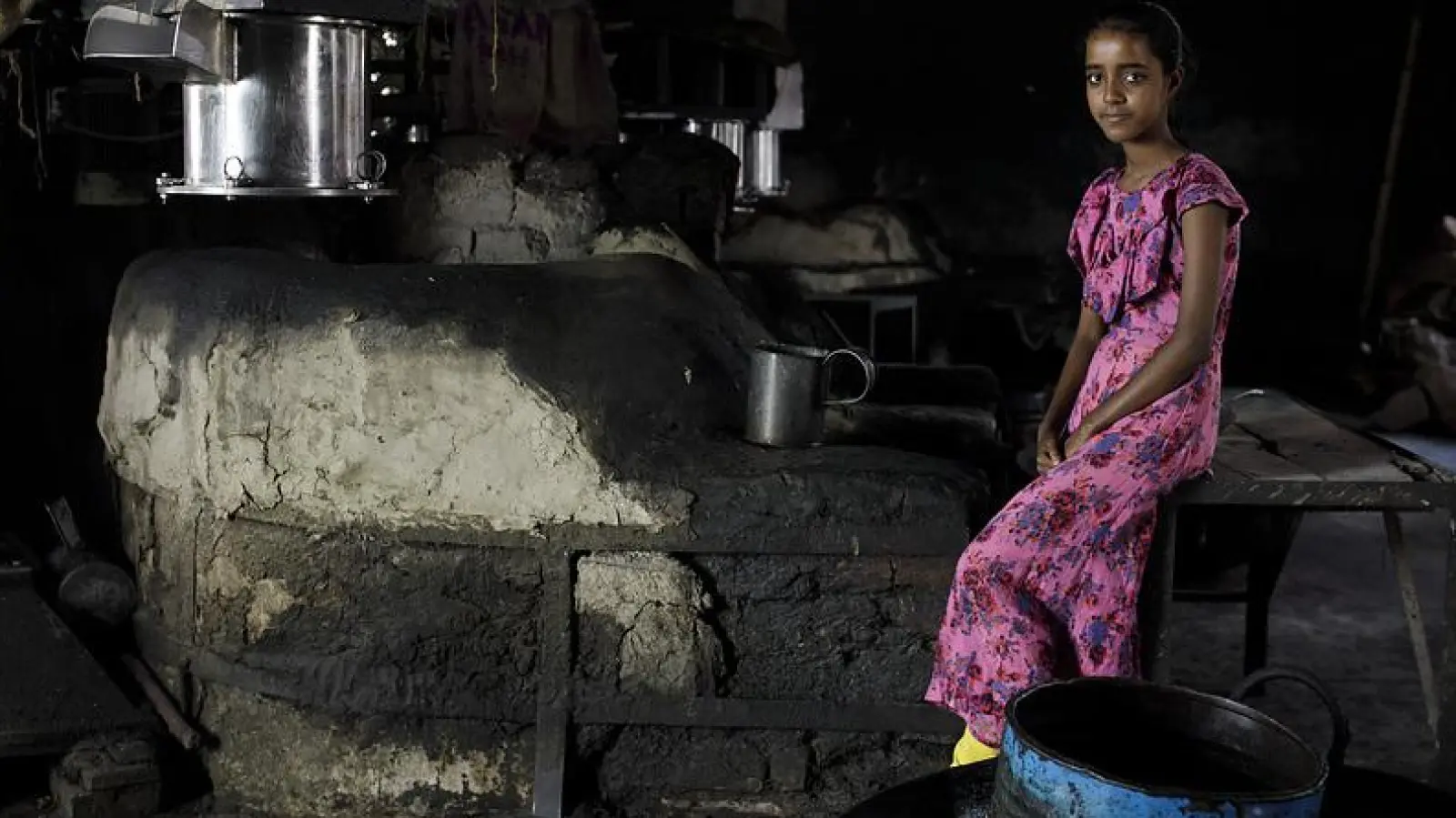 Besuch am ehemaligen Arbeitsplatz von Nour (12 Jahre), eine Fabrik, in der Snacks hergestellt werden. (Foto: K M Asad ich.tv)