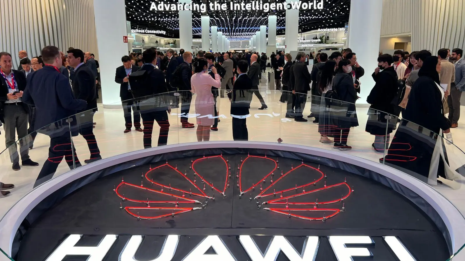 Das Logo des chinesischen Technologiekonzerns Huawei ist am Eingang seines Messestandes beim Mobile World Congress (MWC) zu sehen. (Foto-Archiv) (Foto: Wolf von Dewitz/dpa)