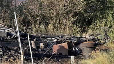 Mehr blieb von dem Wohnwagen nach Explosion und Brand nicht übrig. (Foto: NEWS5 / Pascal Höfig)