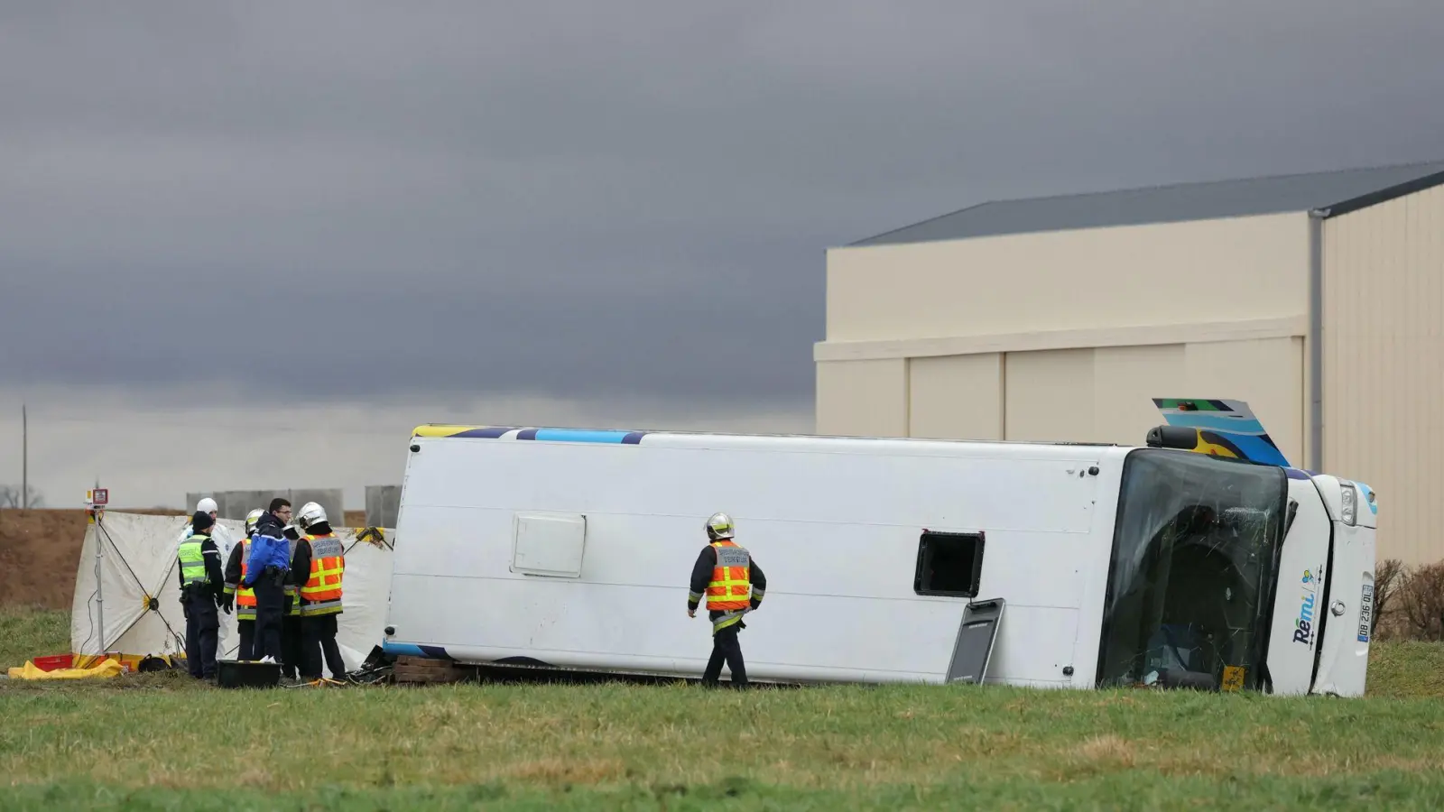 Wie es zu dem Unfall kam, war zunächst unklar. (Foto: Thomas Samson/AFP/dpa)