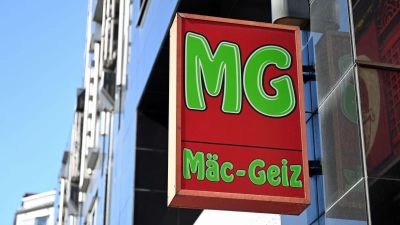 In vielen ostdeutschen Städten gibt es Filialen der Kette Mäc Geiz. (Foto: Elisa Schu/dpa)