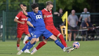 Luka Odobasic (blaues Trikot, hier im Spiel gegen den SC Feucht) erzielte die frühe Führung für Steinachgrund. (Foto: Martin Rügner)