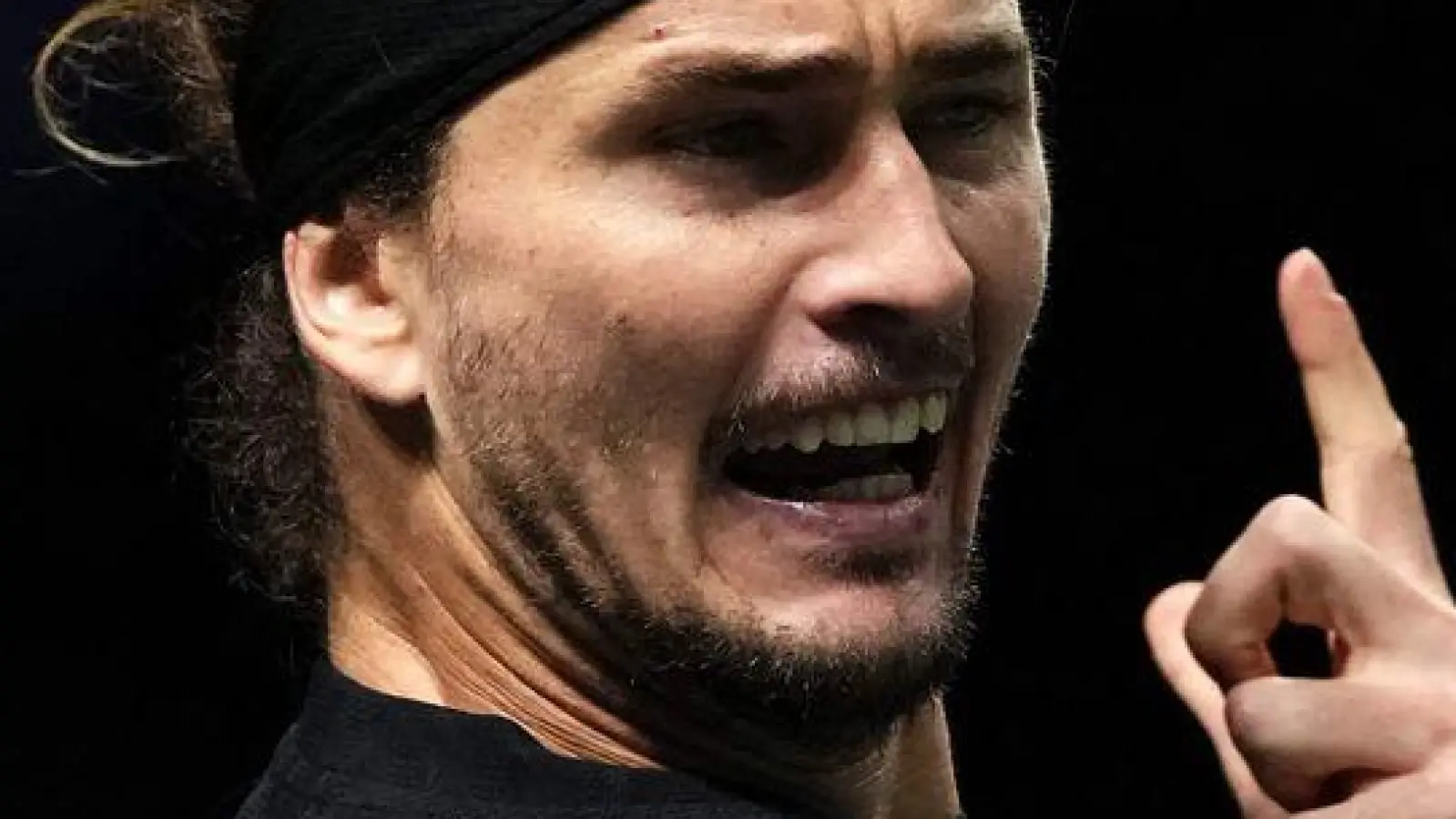 Alexander Zverev tat sich in seinem Auftaktmatch in Paris schwer. (Foto: Dimitar Dilkoff/AFP/dpa)